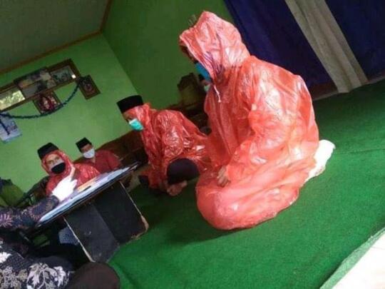 Menikah Di Tengah Wabah Corona Mempelai Ini Ijab Qobul Mengenakan Jas Hujan