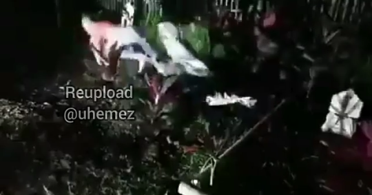 Lagi Asik Baca Al-Qur'an di Atas Makam, Malah Kaki Ditarik Pocong! Jail Banget Ya
