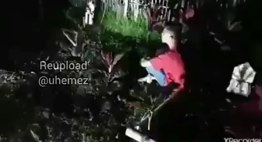 Lagi Asik Baca Al-Qur'an di Atas Makam, Malah Kaki Ditarik Pocong! Jail Banget Ya