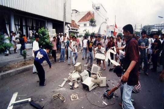 Wabah Corona Memaksa Dirumahkan Tanpa Gaji, Akankah Indonesia Tetap Bersatu?