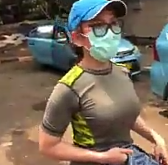 Heboh Wanita Seksi Bagi-bagi Duit ke Ojol dan Taksi Online! Double Rezeki Nih