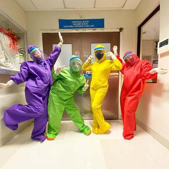 Petugas Medis Ini Ciptakan Pakaian Hazmat Warna Warni Ala Teletubbies