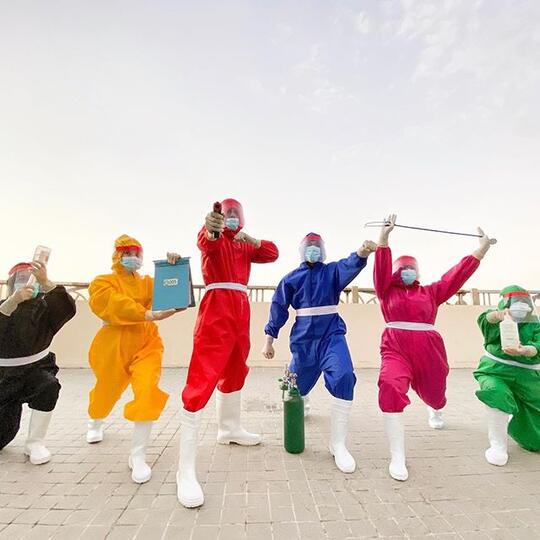 Petugas Medis Ini Ciptakan Pakaian Hazmat Warna Warni Ala Teletubbies