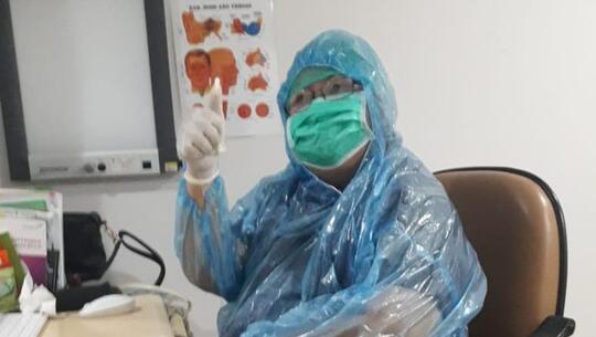 Viral Foto Dokter THT yang Meninggal Berstatus PDP Praktik Pakai Jas Hujan