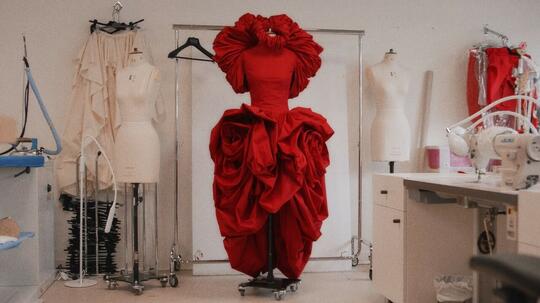 Daripada Gabut Di Rumah, Mending Ikutan Bikin Sketsa Gaun Bareng Alexander McQueen!