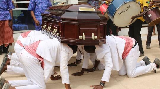 Dancing Pallbearers: Tarian Pembawa Jenazah yang Viral karena Keunikannya