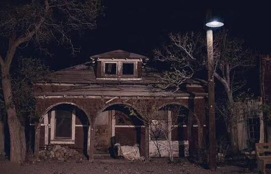 "Mereka" Si Penghuni Kamar di Rumah