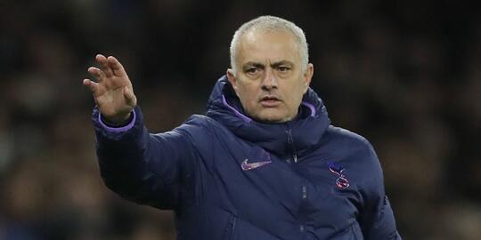 6 Pesepak Bola yang "Diparkir" Sampai Redup Oleh "Tukang Parkir Bus"