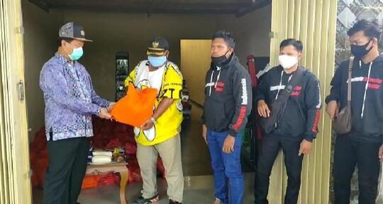 Anggota DPRD Kalteng Ini Bagikan Paket Sembako Untuk Mualaf Kurang Mampu