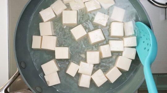 Kulkasmu Penuh? Lakukan Hal Ini Pada Makananmu Agar Tak Basi Meski Tak Masuk Kulkas!