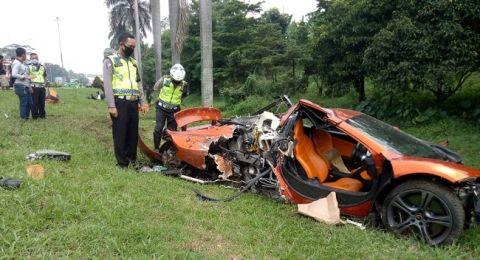 Jeger! Mobil Mclaren Kecelakaan di Tol Jagorawi, Bodi Ringsek