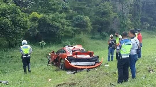 Jeger! Mobil Mclaren Kecelakaan di Tol Jagorawi, Bodi Ringsek