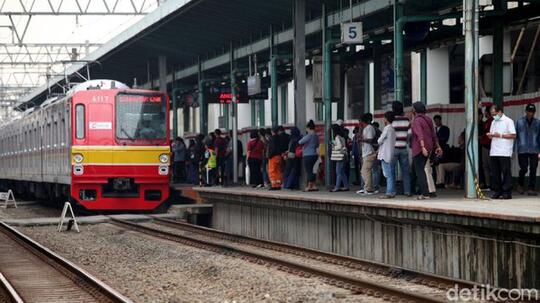 Naik KRL Jabodetabek Selama PSBB Wajib Bawa Surat Tugas