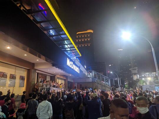 Ngumpul di Penutupan McDonald's Sarinah Selagi PSBB Itu NORAK, Ente Pada Mau ke RS?
