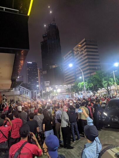 Ngumpul di Penutupan McDonald's Sarinah Selagi PSBB Itu NORAK, Ente Pada Mau ke RS?
