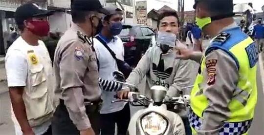 Minta Maaf Tapi Bohong, Salah Satu Relawan PSBB Kena Hajar Di Jonggol