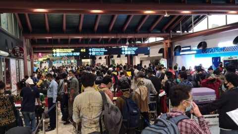 Antrean Penumpang Mengular di Terminal 2 Soetta, Tak Ada Social Distancing