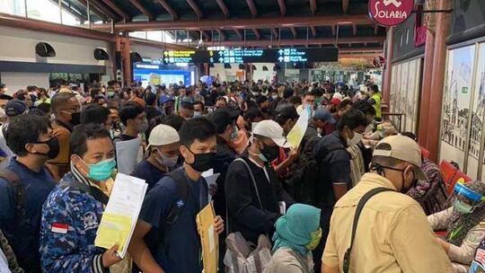 Antrean Penumpang Mengular di Terminal 2 Soetta, Tak Ada Social Distancing