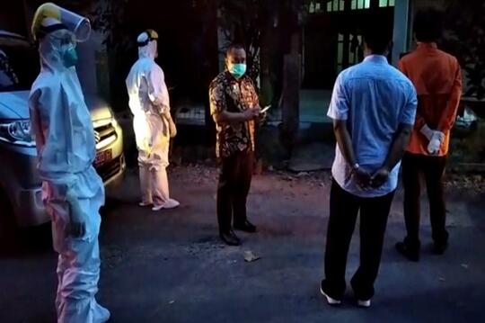 Keluarga Pasien Positif COVID-19 Tolak Anaknya Dievakuasi, Bupati Pimpin Negosiasi