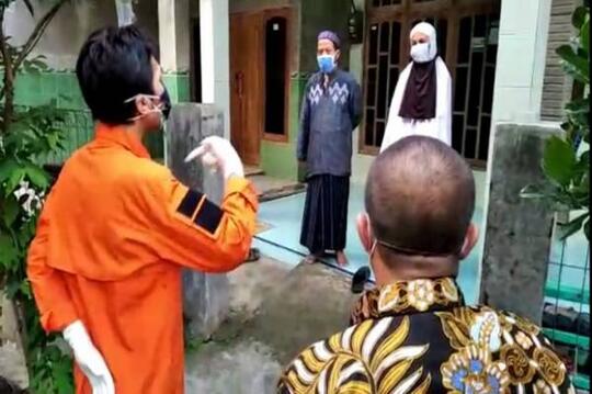 Keluarga Pasien Positif COVID-19 Tolak Anaknya Dievakuasi, Bupati Pimpin Negosiasi