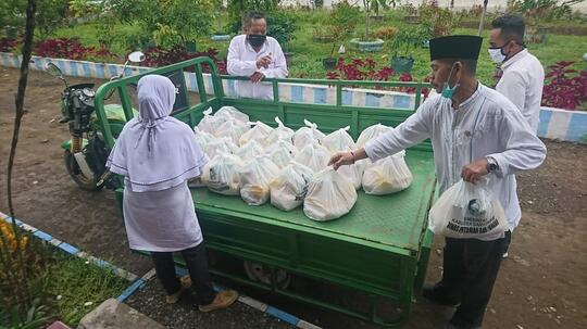 Serunya Santunan Hingga Bukber tetap jaga Sosial Distancing