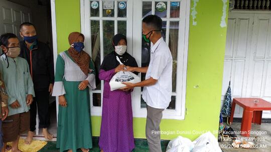 Serunya Santunan Hingga Bukber tetap jaga Sosial Distancing