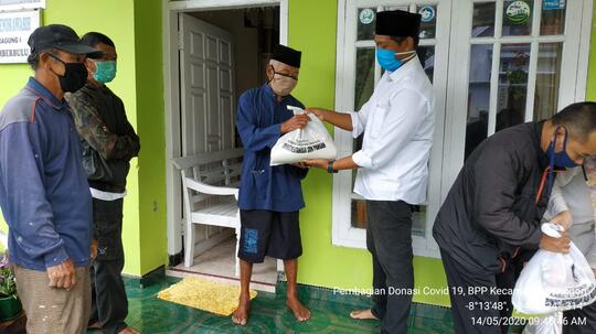 Serunya Santunan Hingga Bukber tetap jaga Sosial Distancing