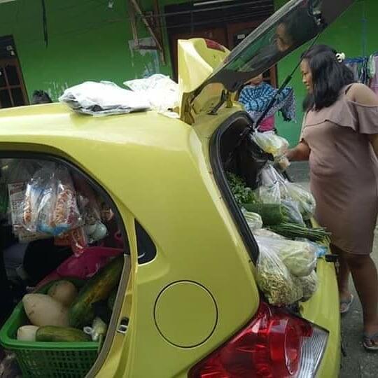 Gak Usah Pamer Kalo Baru Punya Mobil Brio, Di Papua Mobil Ini Dijadiin Gerobak Sayur!