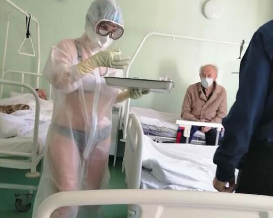 Viral Perawat Ini Menggunakan Bikini dan Pakaian Dalam Saat Urus Pasien Corona