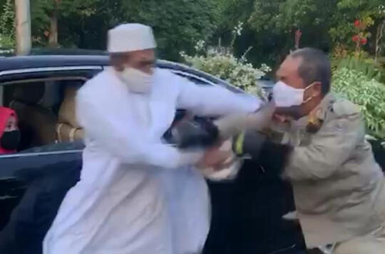 5 Fakta Habib Umar Assegaf Yang Mengamuk Kepada Petugas PSBB Surabaya