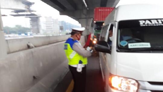 Kemenhub dan Kepolisian Amankan 95 Travel Gelap yang Selundupkan Pemudik