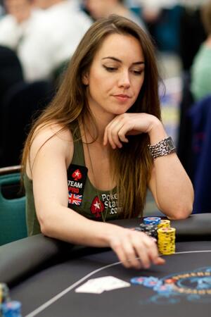 Si Cantik Liv Boeree, Pemain Poker Paling Sukses di Dunia. Ada yang Mau Belajar?