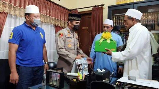 Habib Umar Abdullah Assegaf Baku Hantam Dengan Petugas PSBB, Habib Kok Gitu?