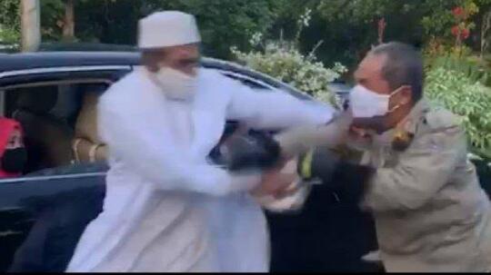 Habib Umar Abdullah Assegaf Baku Hantam Dengan Petugas PSBB, Habib Kok Gitu?