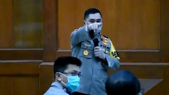 Kapolda Jatim Tegur Kapolsek Gubeng yang Ngantuk saat Rapat Corona: Kamu Keluar