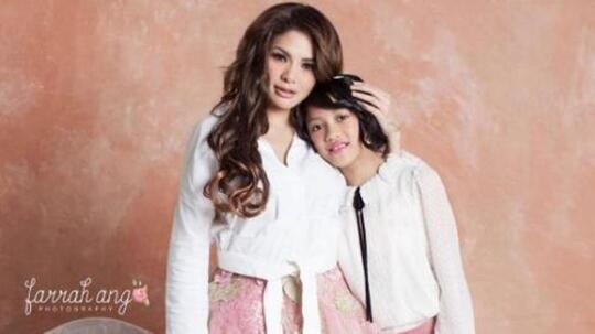 Astaga! Artis Ini Dulu Berhijab, Sekarang Perbolehkan Putri Cantiknya Minum Alkohol