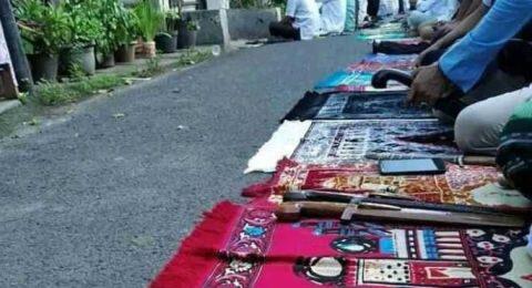 Foto Parang di Atas Sajadah Viral, Agar Salat Id Berjemaah Tak Dibubarkan?