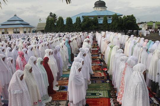 Beberapa Foto Unik Khutbah Idul Fitri Corona, Tongkat Khatib Bikin Gagal Fokus!