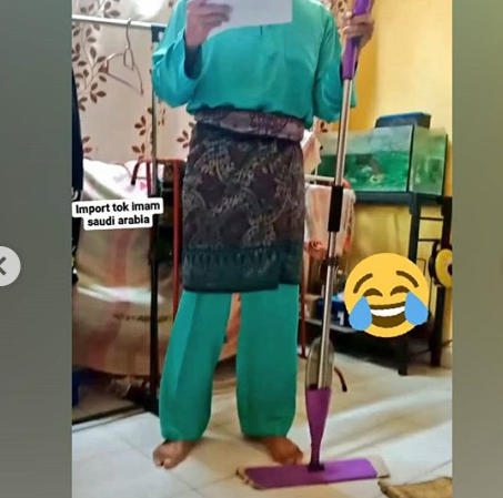 Beberapa Foto Unik Khutbah Idul Fitri Corona, Tongkat Khatib Bikin Gagal Fokus!