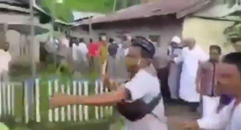 Detik-detik Kades Dikeroyok Larang Sholat Idul Fitri Berjamaah saat Corona