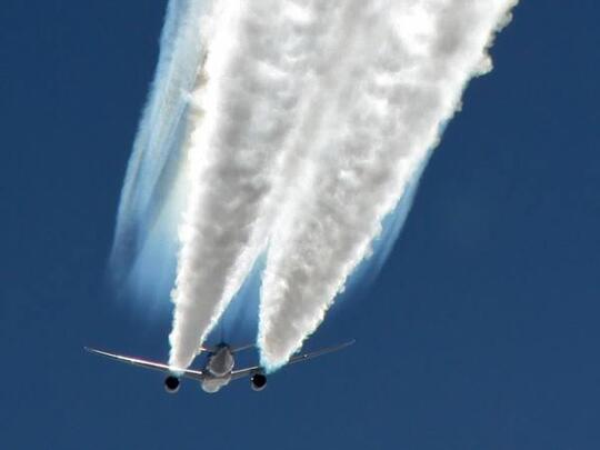 Kenapa Ada Jejak Pesawat Di Langit Yang Berwarna Putih?
