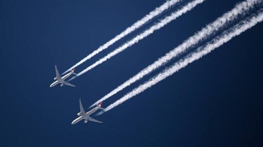 Kenapa Ada Jejak Pesawat Di Langit Yang Berwarna Putih?
