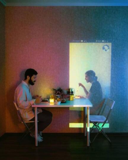 Walau Terpisah Jarak, Kamu Tetap Bisa Foto Pre-Wedding Melalui Gambar Proyeksi Kok!