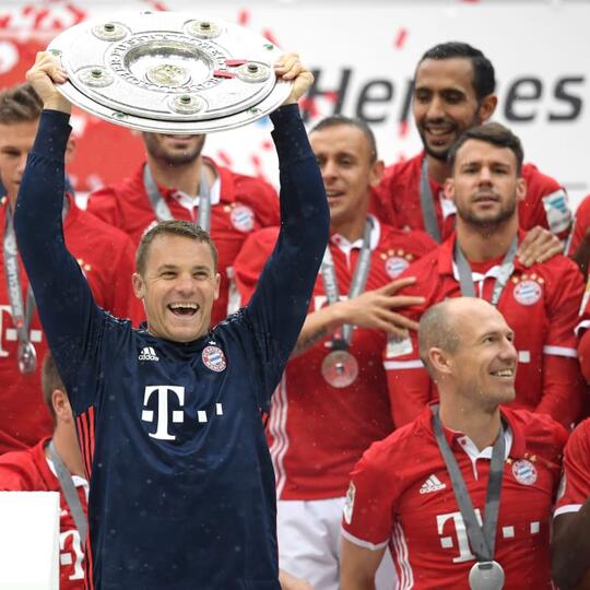Manuel Neuer Catat 400 Penampilan di Bundesliga
