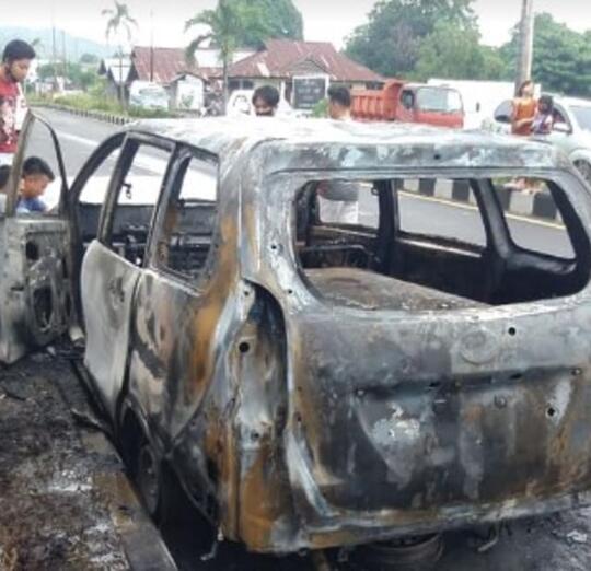Asal Modif, Toyota Avanza ini Malah Kebakar di Jalan