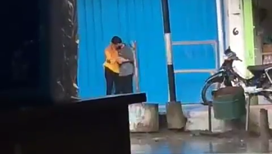 Heboh Tindakan Bejat Sepasang Kekasih, Berpelukan dan Ciuman Panas di Pinggir Jalan!