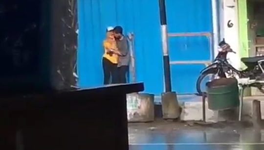 Heboh Tindakan Bejat Sepasang Kekasih, Berpelukan dan Ciuman Panas di Pinggir Jalan!