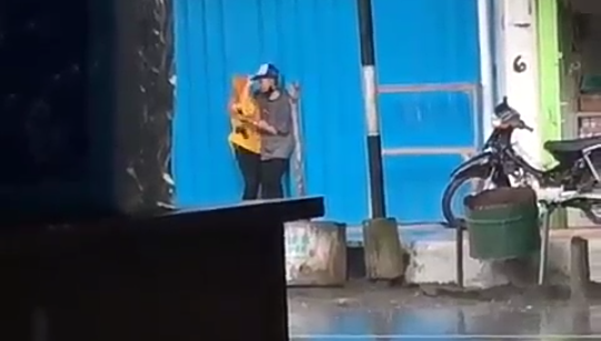 Heboh Tindakan Bejat Sepasang Kekasih, Berpelukan dan Ciuman Panas di Pinggir Jalan!
