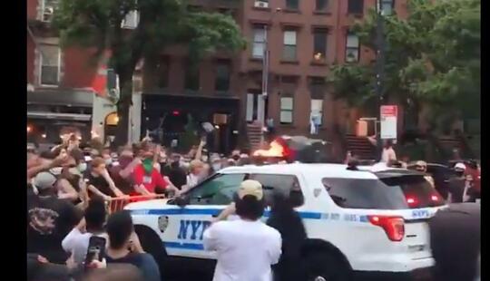 2 Mobil Polisi di New York Tabrak Para Demonstran Pembunuhan Floyd