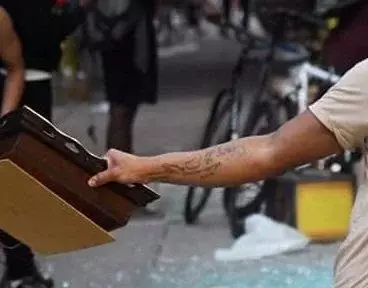 Foto Demonstran Bertato Peta Indonesia di Philadelphia Viral, Dipakai Media Asing